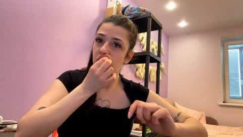 Snapshot of galanavan chatting on 05.19.26 Nika online show from 05.19.26