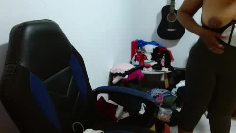 Snapshot of gatika_sexy chatting on 04.19.26 katia online show from 04.19.26