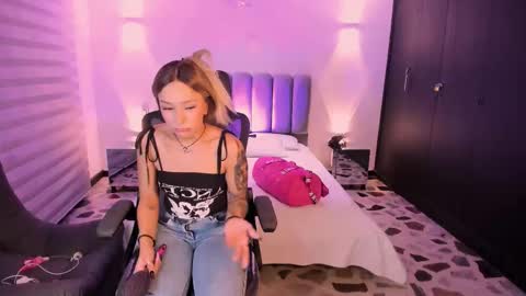 Snapshot of gemarodriguez_ chatting on 11.12.25 Gemma online show from 11.12.25