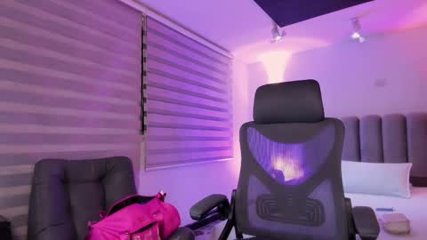 Snapshot of gemarodriguez_ chatting on 11.29.25 Gemma online show from 11.29.25