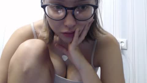 Snapshot of genev__ievee chatting on 11.13.25 genev__ievee online show from 11.13.25