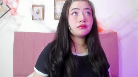 Snapshot of gennesis_love chatting on 10.29.25 Sofia online show from 10.29.25