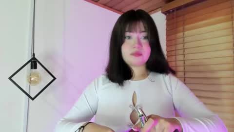 Snapshot of gennesis_love chatting on 12.17.25 Sofia online show from 12.17.25