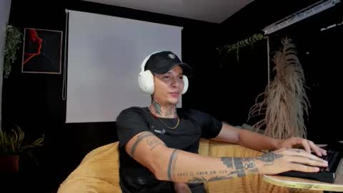 independent model online show from 11.06.25