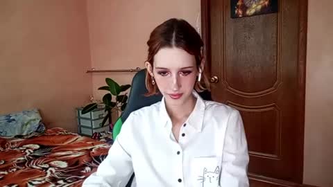 Snapshot of georgianahaeussler chatting on 06.25.26 Ellie online show from 06.25.26