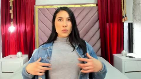 Snapshot of georginafit chatting on 12.22.25 georginafit online show from 12.22.25