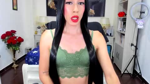 Snapshot of ghiahot chatting on 10.22.25 gia gmz online show from 10.22.25