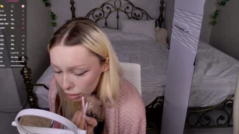 Snapshot of ghost_girlyy chatting on 04.08.26 violeta online show from 04.08.26