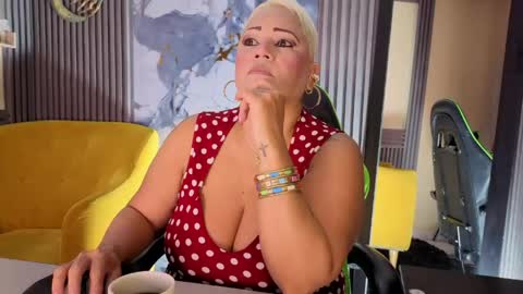 Snapshot of gianellacox chatting on 05.18.26 online show from 05.18.26