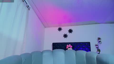 Snapshot of giannaroberts chatting on 11.30.25 Giana Roberts online show from 11.30.25