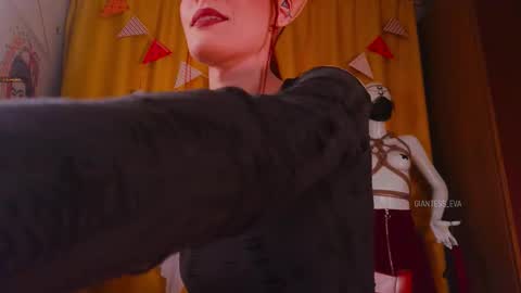 Snapshot of giantess_eva chatting on 10.28.25 Eva online show from 10.28.25