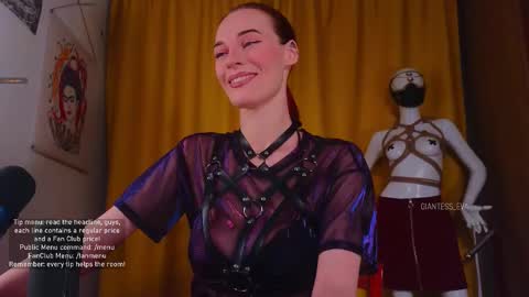 Snapshot of giantess_eva chatting on 11.15.25 Eva online show from 11.15.25