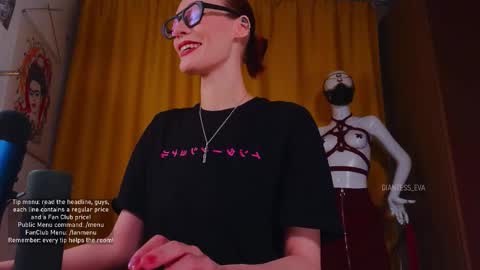 Snapshot of giantess_eva chatting on 11.21.25 Eva online show from 11.21.25