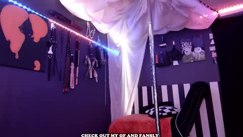 Giggles online show from 12.15.25