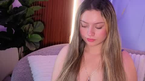 Giigii Hadid  online show from 04.09.26