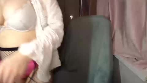 Snapshot of gillkelly chatting on 11.24.25 Gill Kelly online show from 11.24.25