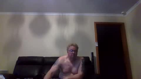 Snapshot of gimmmieoooo chatting on 10.16.25 gimmmieoooo online show from 10.16.25