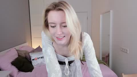 Snapshot of gin_yoon chatting on 12.04.24 Gin online show from 12.04.24