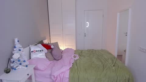 Snapshot of gin_yoon chatting on 12.29.24 Gin online show from 12.29.24