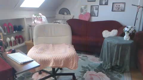 Snapshot of ginablondecam chatting on 06.25.26 Gina online show from 06.25.26