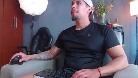 Snapshot of girge23 chatting on 10.25.25 piggy boy online show from 10.25.25