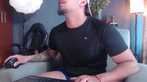 Snapshot of girge23 chatting on 11.05.25 piggy boy online show from 11.05.25