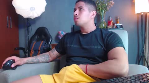 Snapshot of girge23 chatting on 11.11.25 piggy boy online show from 11.11.25