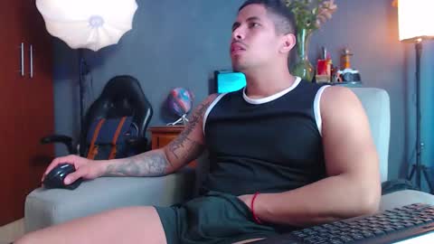 Snapshot of girge23 chatting on 11.13.25 piggy boy online show from 11.13.25