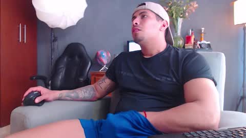 Snapshot of girge23 chatting on 11.18.25 piggy boy online show from 11.18.25