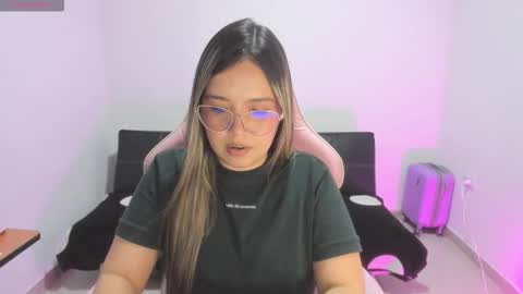 Snapshot of girl_alana chatting on 11.25.25 Alana online show from 11.25.25