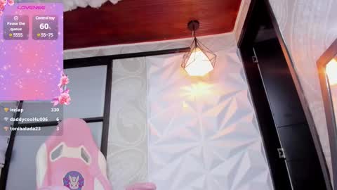 Snapshot of girl_crown chatting on 03.08.25 emily online show from 03.08.25
