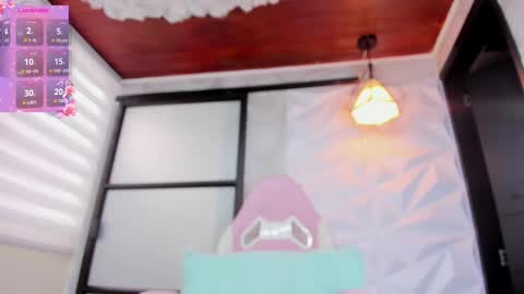 Snapshot of girl_crown chatting on 03.10.25 emily online show from 03.10.25