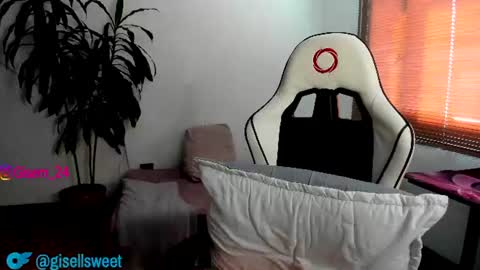Snapshot of gisellasweet chatting on 06.21.26 Gisella online show from 06.21.26