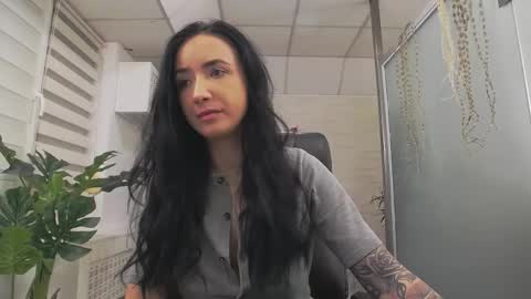 Snapshot of glamkate chatting on 12.15.25 online show from 12.15.25