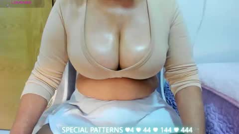 GLORIA INDEPENDENT MODEL online show from 04.22.26