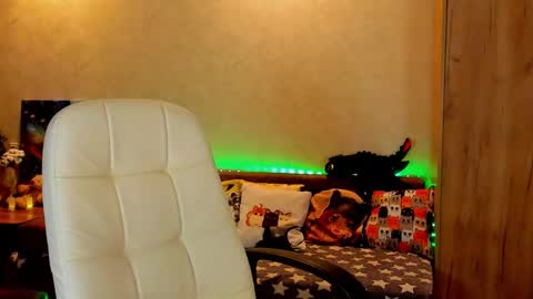 Snapshot of gloria_wood chatting on 12.15.24 Gloria Wood online show from 12.15.24