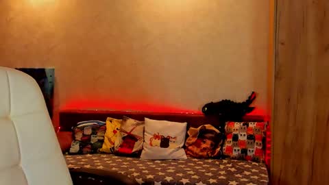 Snapshot of gloria_wood chatting on 12.16.24 Gloria Wood online show from 12.16.24