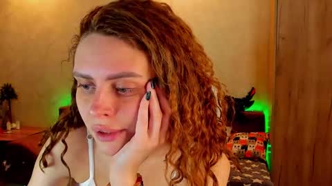 Snapshot of gloria_wood chatting on 12.18.24 Gloria Wood online show from 12.18.24