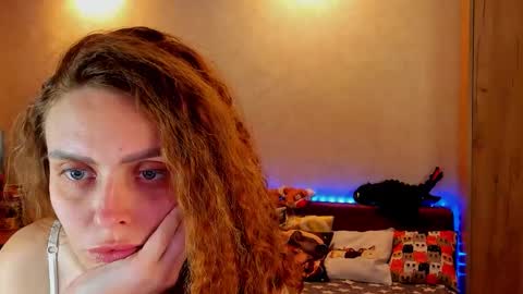 Snapshot of gloria_wood chatting on 12.19.24 Gloria Wood online show from 12.19.24