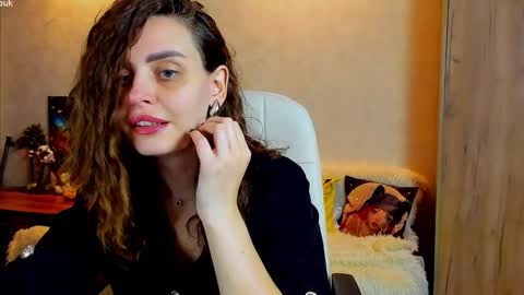 Snapshot of gloria_wood chatting on 10.31.25 Gloria Wood online show from 10.31.25