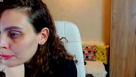 Snapshot of gloria_wood chatting on 11.15.25 Gloria Wood online show from 11.15.25