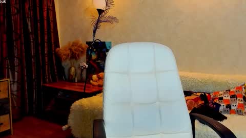 Snapshot of gloria_wood chatting on 11.17.25 Gloria Wood online show from 11.17.25