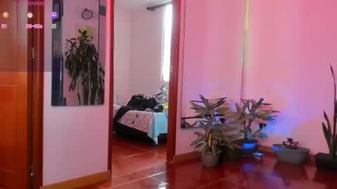 Snapshot of gloriacrespo chatting on 12.21.24 gloriacrespo online show from 12.21.24