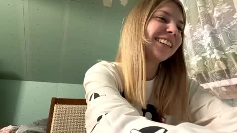 Snapshot of glyndabrierre chatting on 04.13.26 glyndabrierre online show from 04.13.26