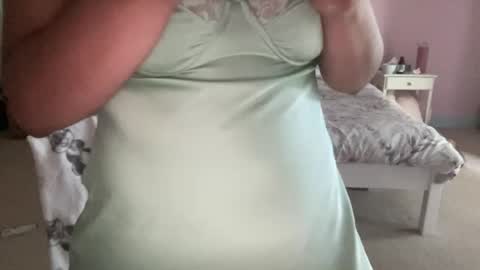 Snapshot of goddesselxo chatting on 06.19.26 Goddess L online show from 06.19.26