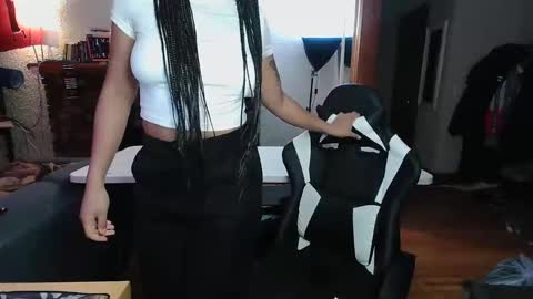 Snapshot of goddesstinaruiz chatting on 01.09.25 Goddess Tina 3 online show from 01.09.25