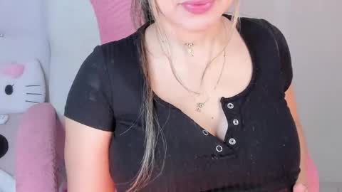 Snapshot of golden_issy chatting on 04.25.26 golden_issy online show from 04.25.26