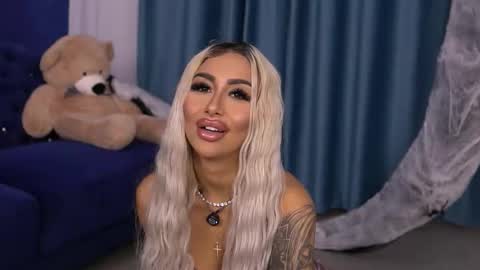 Snapshot of goldenamberx chatting on 10.27.25 GoldenAmberX online show from 10.27.25