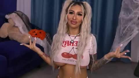 Snapshot of goldenamberx chatting on 10.30.25 GoldenAmberX online show from 10.30.25