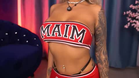 Snapshot of goldenamberx chatting on 11.22.25 GoldenAmberX online show from 11.22.25